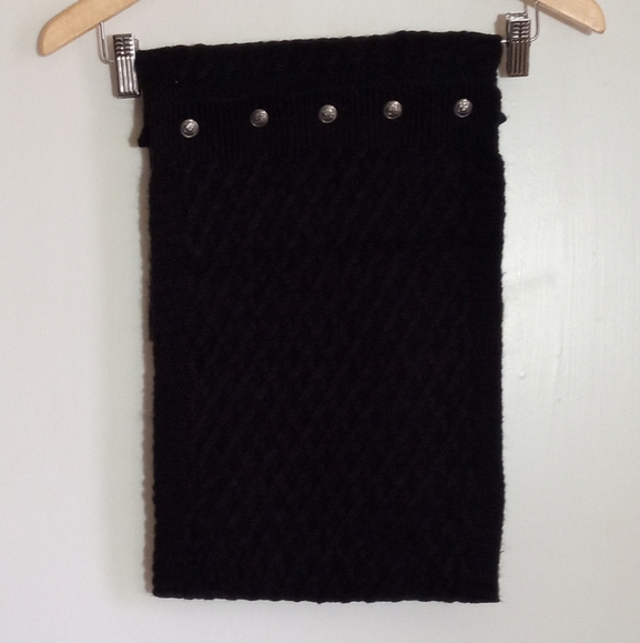Infinity scarf with diamond stitch pattern and button detail - Picture 1 of 4